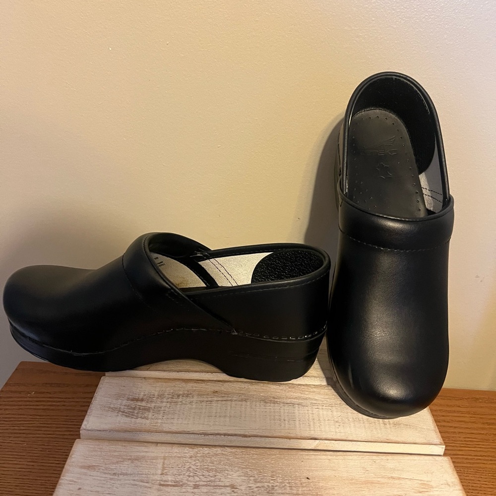 Dansko women’s black nursing clogs size 9